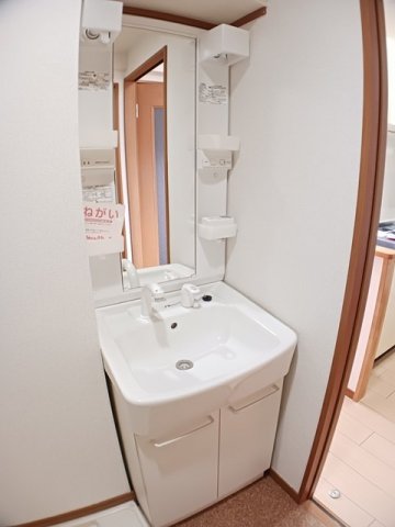 洗面設備　ゆったりとスペースのある洗面所