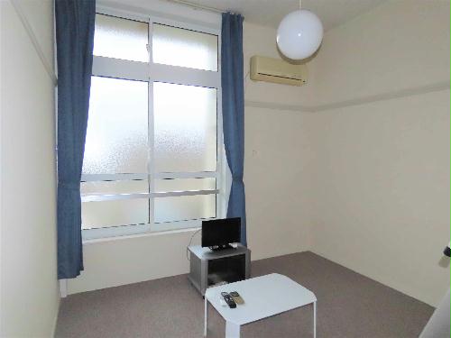 居室・リビング　カーテンやテーブル、テレビも備え付けです