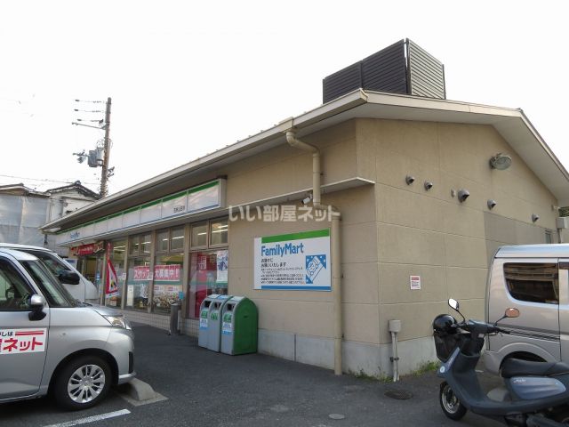コンビニ　ファミリーマート 西京山田店（コンビニ）まで832m