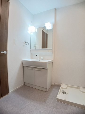 洗面設備　ゆったりとスペースのある洗面所