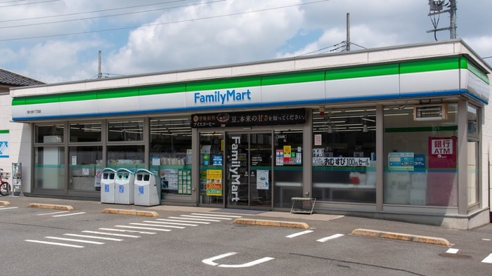 コンビニ　ファミリーマート（コンビニ）まで500m