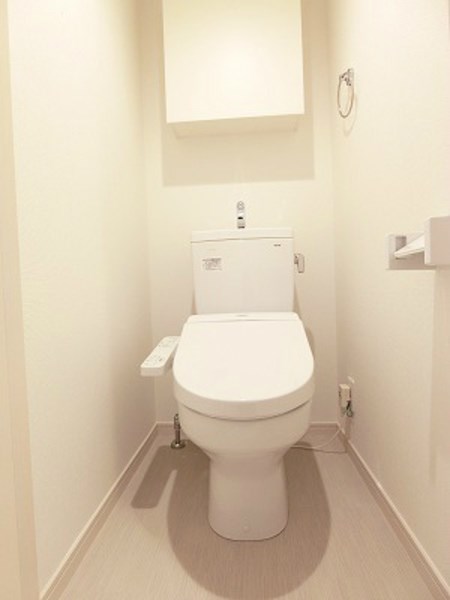 トイレ　温水洗浄便座付のトイレです。