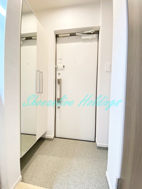 玄関　シューズボックス・ハンガーラック付き