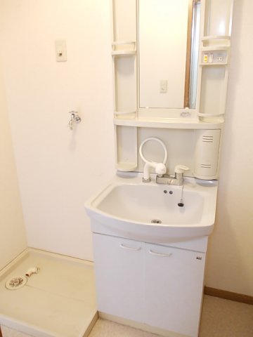 洗面設備　ゆったりとスペースのある洗面所