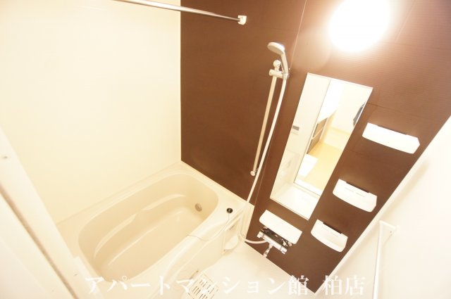 バス・シャワールーム　白と黒でシックな浴室です。