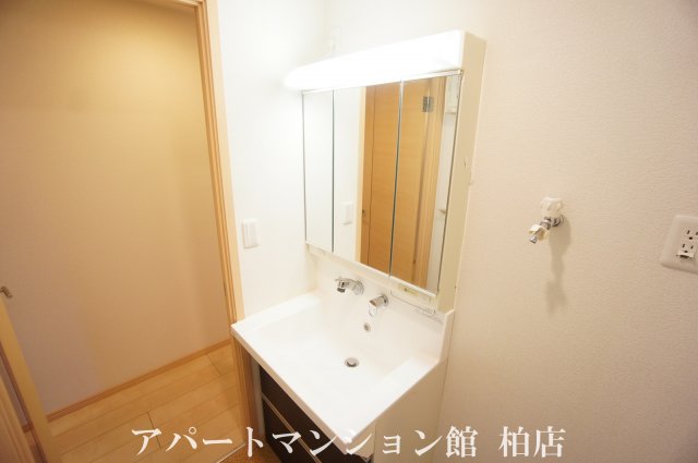 洗面設備　シャワー付き洗面台です。