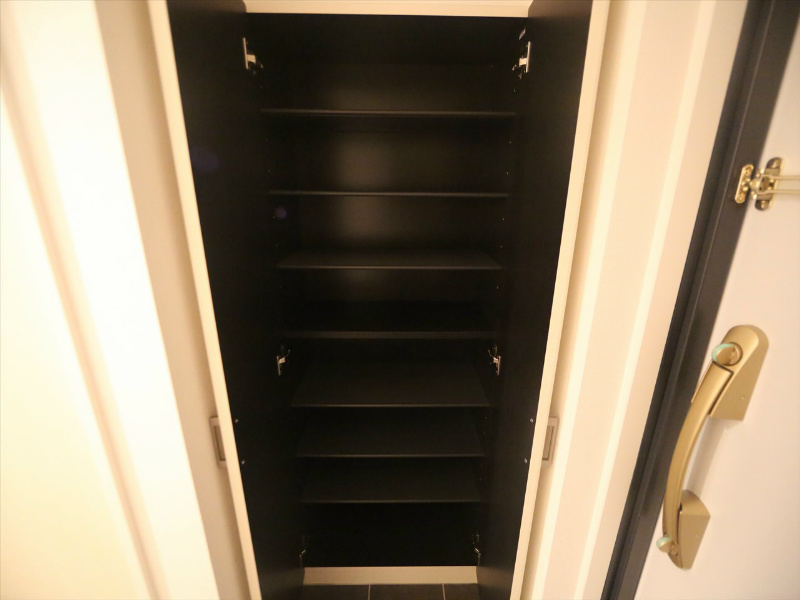 玄関　玄関　シューズボックス付（収納充実してます）