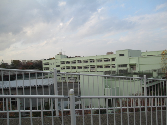 小学校　横浜市立篠原西小学校（小学校）まで599m