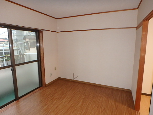 居室・リビング　前面開けていて明るいお部屋です