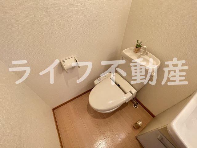 トイレ　落ち着いた色調のトイレです
