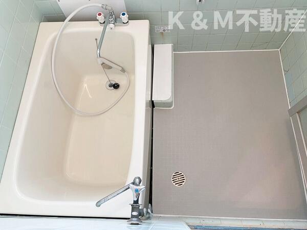 バス・シャワールーム　落ち着いた空間のお風呂です