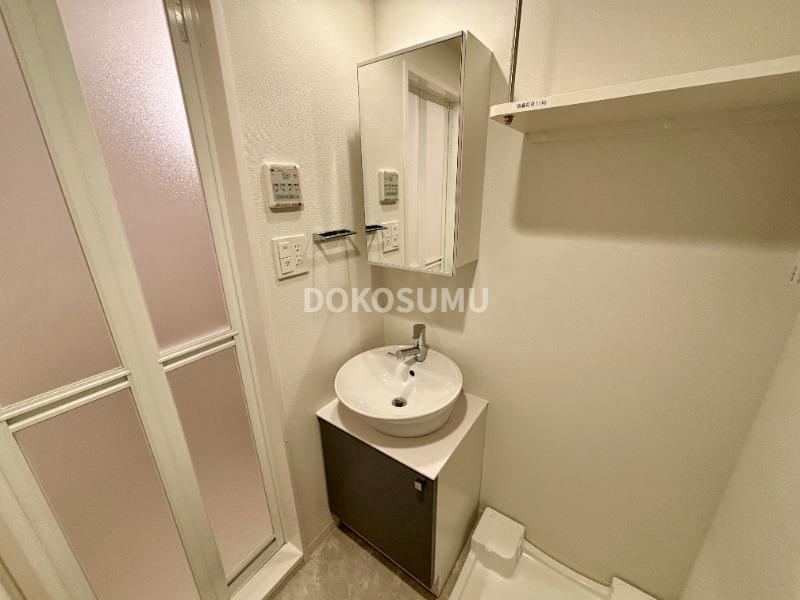 洗面設備　忙しい朝もスムーズに。使いやすさを追求した清潔な洗面空間。