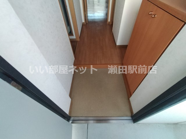 玄関　※同建物の別のお部屋の写真です。