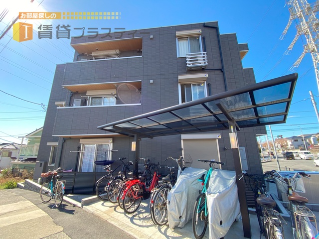 建物外観　角地に佇むハウスメーカー施工の設備充実物件