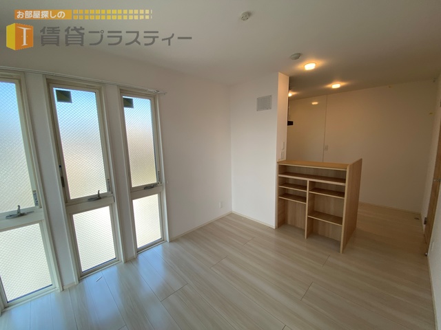 居室・リビング　窓が多く開放的な空間