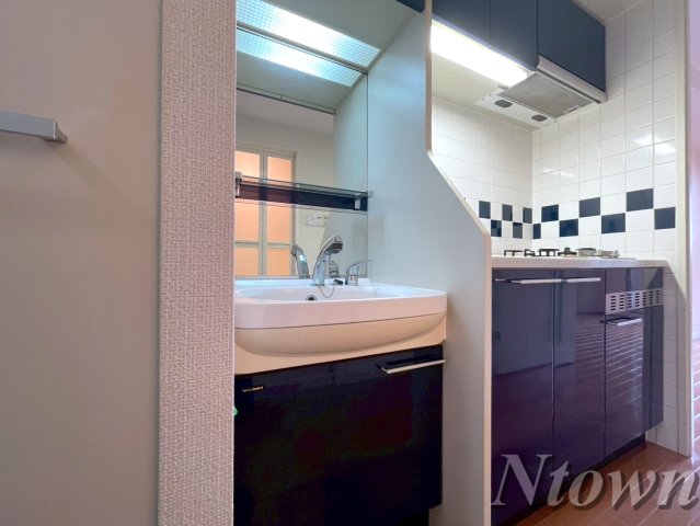 洗面設備　朝の支度にも助かる、独立の洗髪洗面化粧台