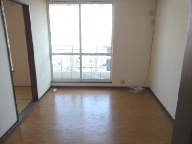 居室・リビング　床色が落ち着いた色合いで綺麗です♪