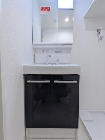 洗面設備　ゆったりとスペースのある洗面所