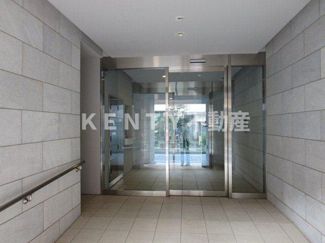 エントランス　落ち着いたエントランスです