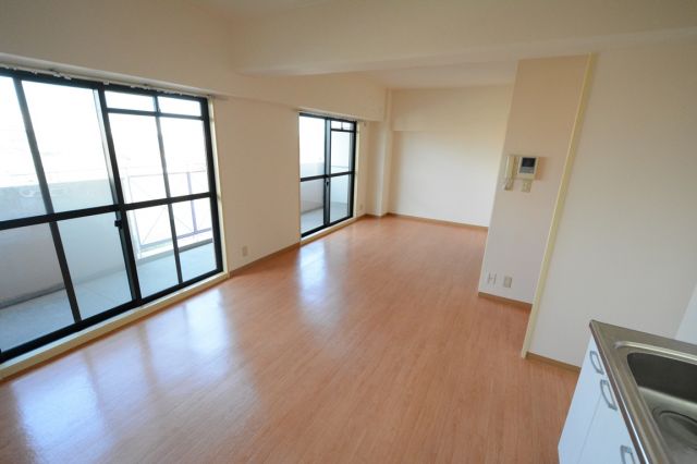 居室・リビング　床色が明るい色合いで、とてもきれいです。