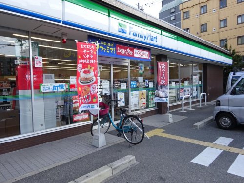コンビニ　ファミリーマート 淀川東三国店（コンビニ）まで304m