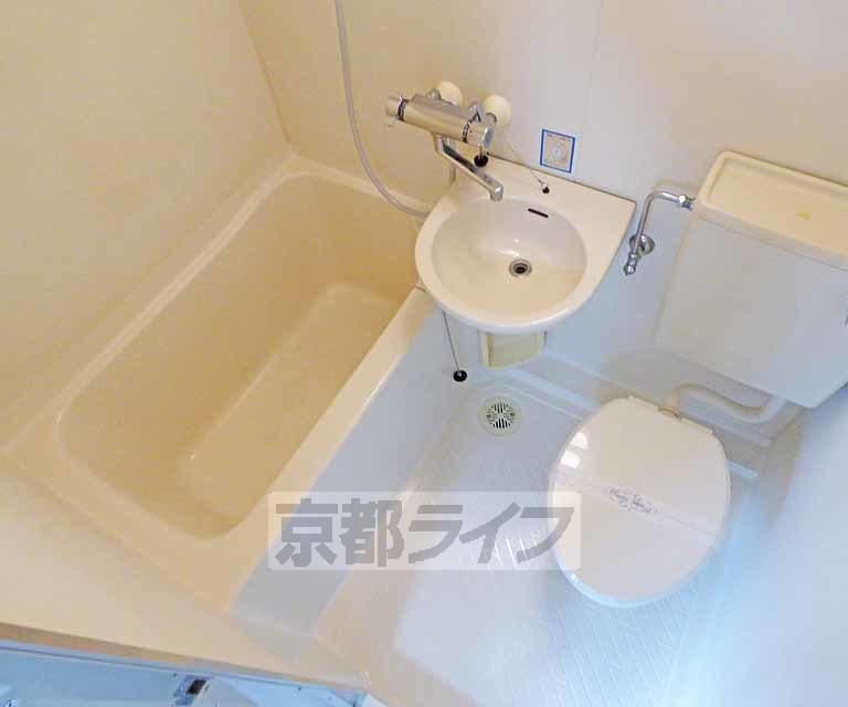 バス・シャワールーム　広々とした浴室です。