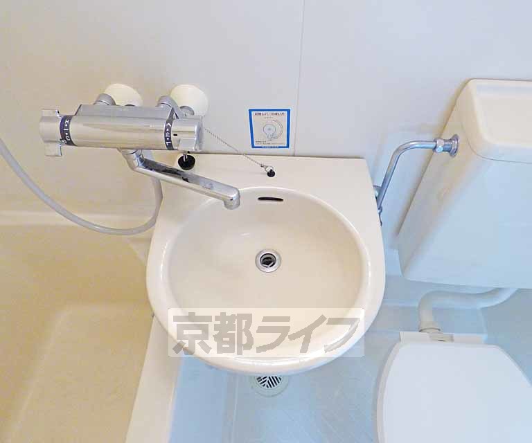 洗面設備　綺麗な洗面台です。
