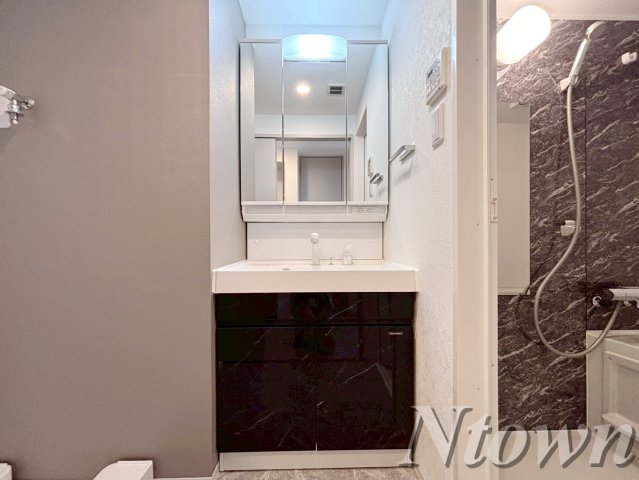 洗面設備　独立洗面台、朝の身支度には欠かせません