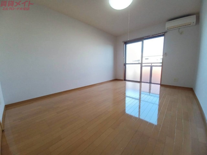 居室・リビング　別部屋参考写真です。