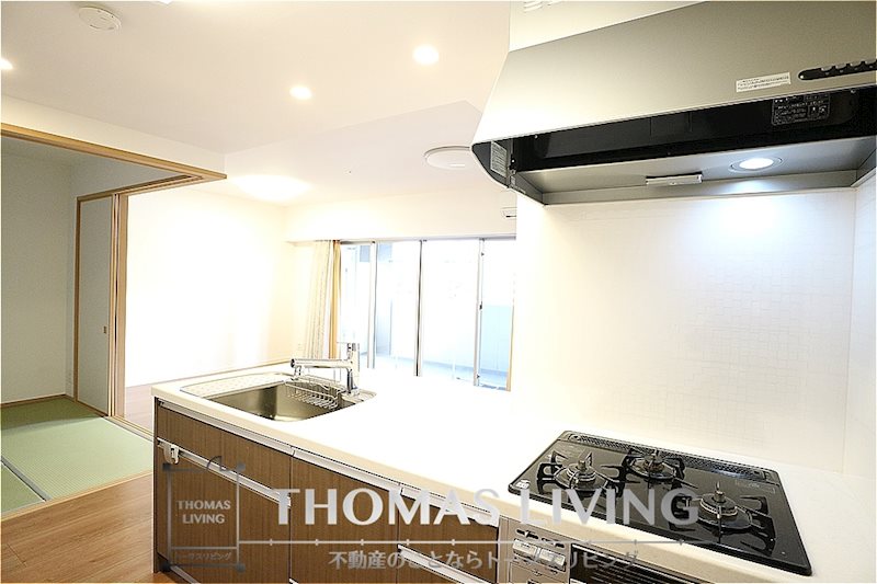 キッチン　3口コンロ・グリル付きです。