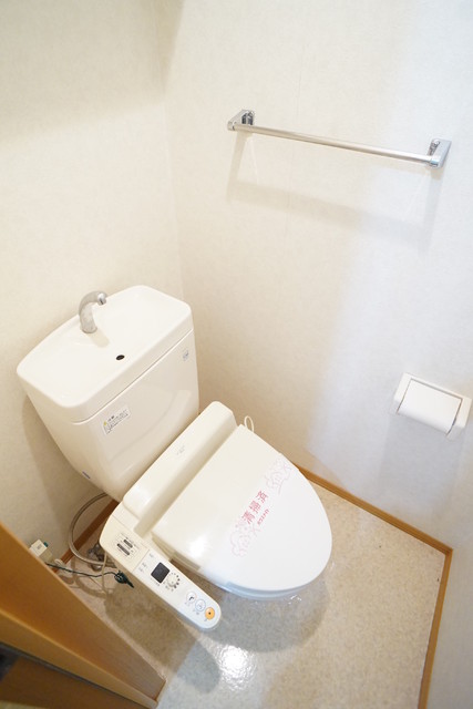 トイレ　温水洗浄便座ついています。