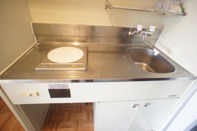 その他　キッチンは収納付なので、調理器具など必要な物を収納できます☆