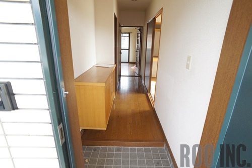 玄関　写真は反転のお部屋です