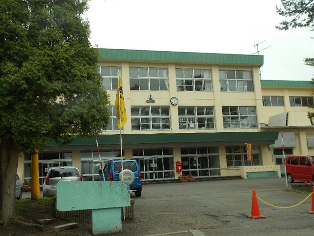 小学校　恵庭市立若草小学校（小学校）まで367m
