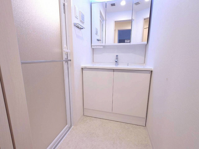 洗面設備　三面鏡付き洗面台