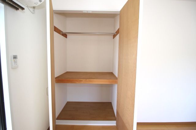 収納　明るい色調の室内です