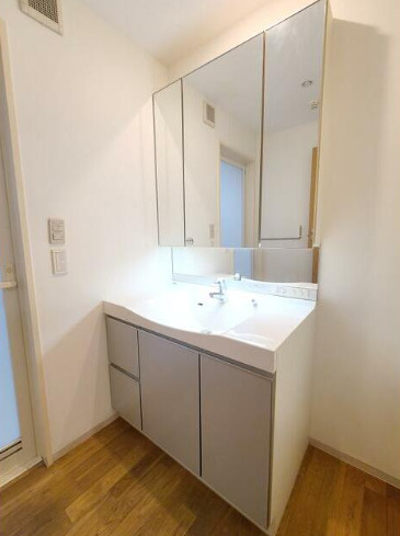 洗面設備　スペースが確保できる洗面所です