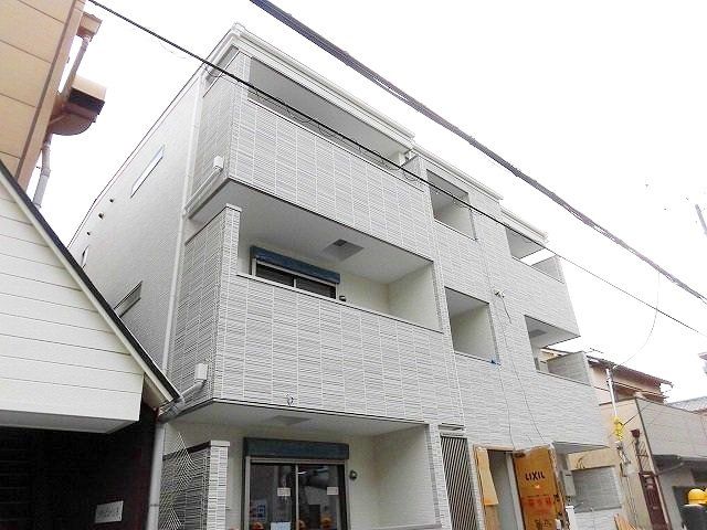 建物外観　3階建てのスマートな建物です。