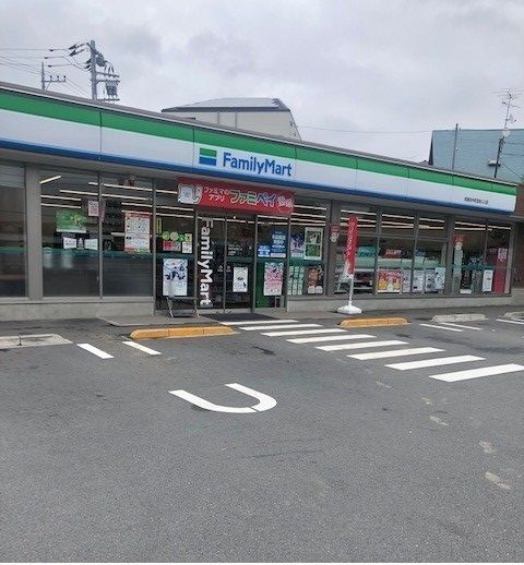 コンビニ　ファミリーマート（コンビニ）まで500m