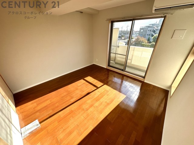 居室・リビング　南西向きで採光ありの8帖の洋室です♪