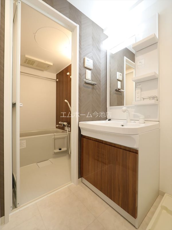 洗面設備　脱衣所　独立洗面台（シャンプードレッサー付）