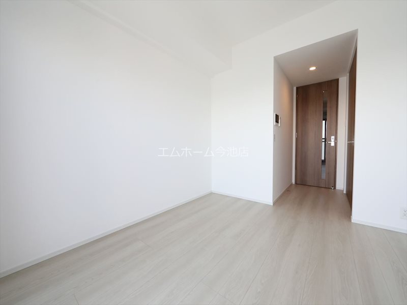 居室・リビング　洋室7.0帖　エアコン付　南向きバスコニーに面しています