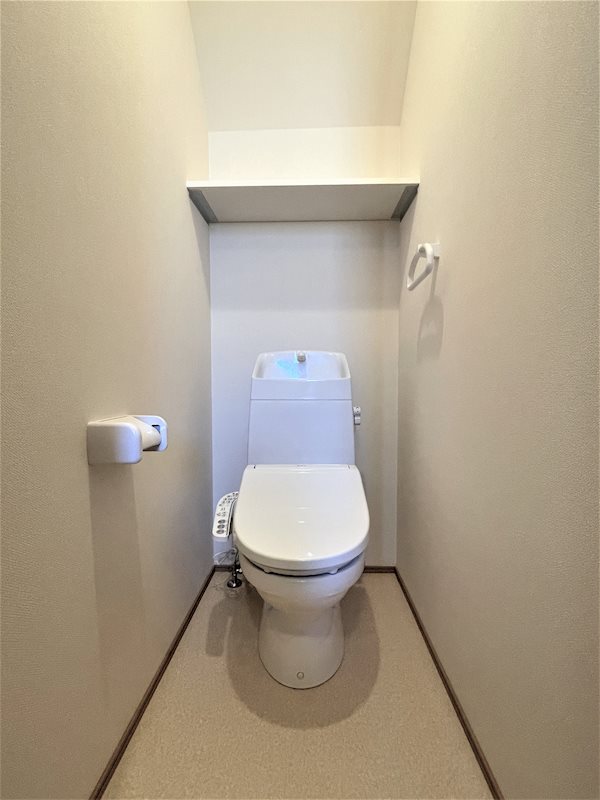 トイレ　温水洗浄便座付きのトイレです。