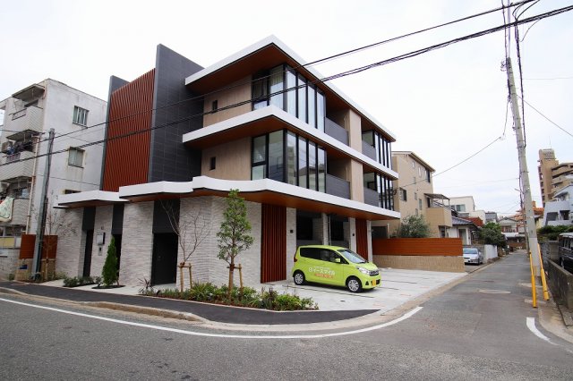 建物外観　南向きで日当たり良好です！外観、とってもかっこよくて目立ちま