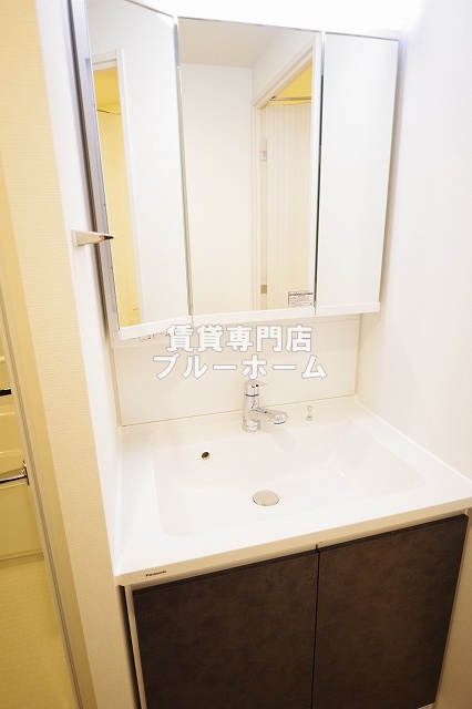 洗面設備　収納付き三面鏡独立洗面台！