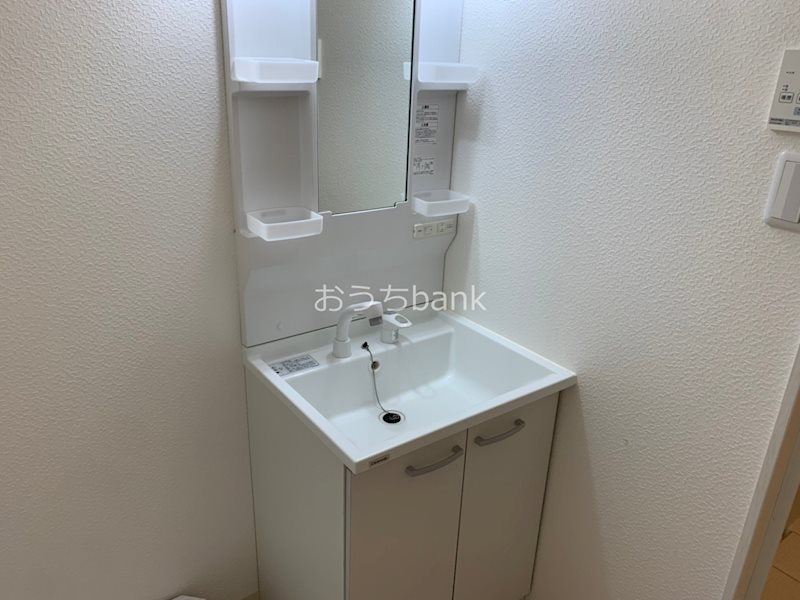 洗面設備　使い勝手の良い、シャワー付き洗面台完備！