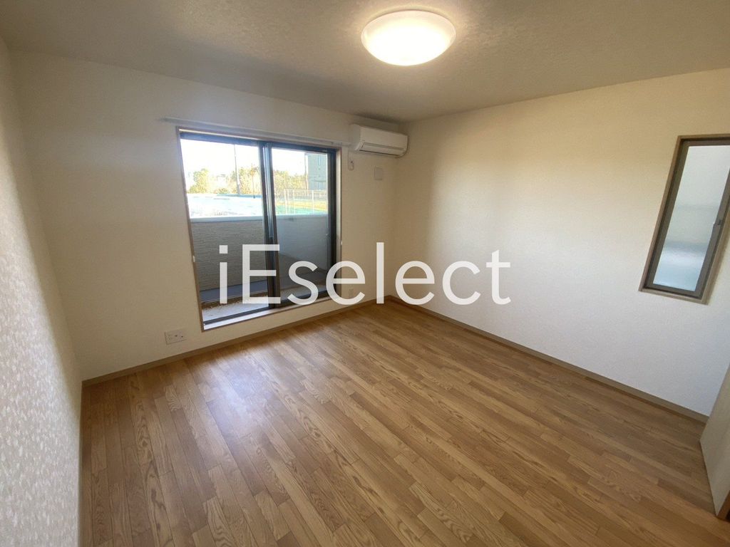 居室・リビング　洋室が8帖あり広々としております