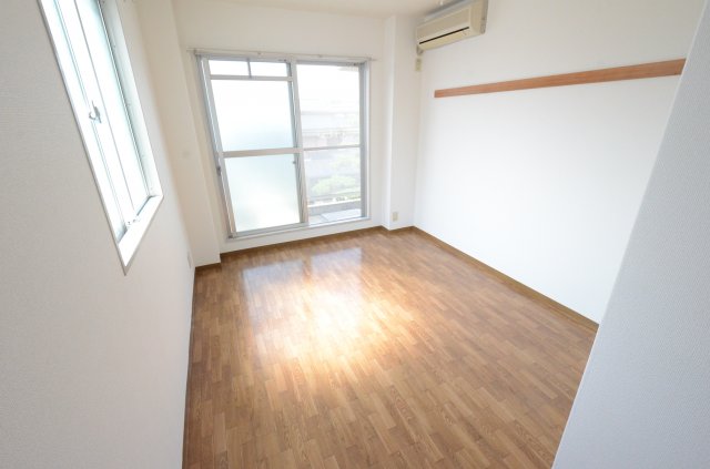 居室・リビング　エアコン付きで快適に過ごせます♪