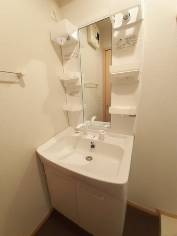 洗面設備　ゆったりとスペースのある洗面所