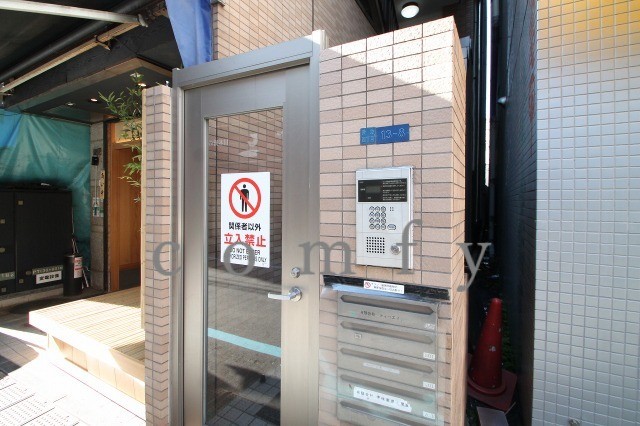 エントランス　オートロック付きエントランス